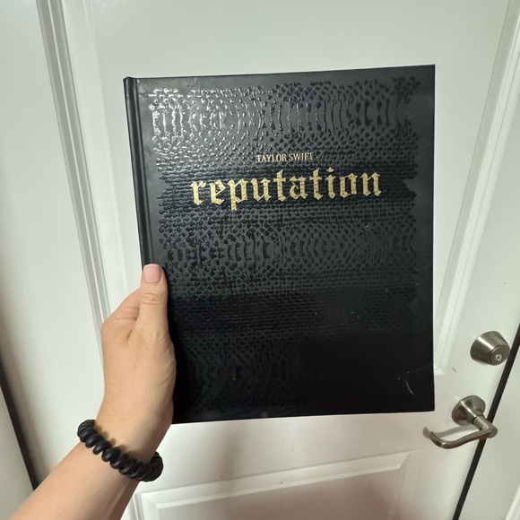 Taylor Swift Reputation Stadium VIP Box Set - Picture 10 of 14